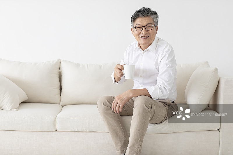 开心的老年人喝咖啡图片素材