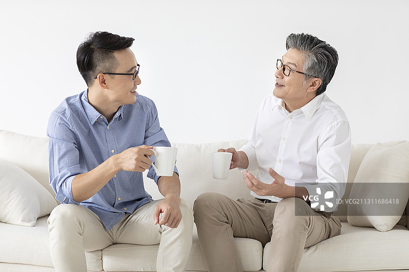 开心的父子俩聊天图片素材