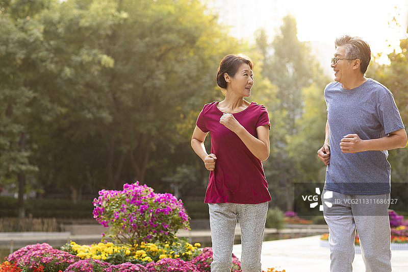 开心的老年夫妇在公园跑步健身图片素材