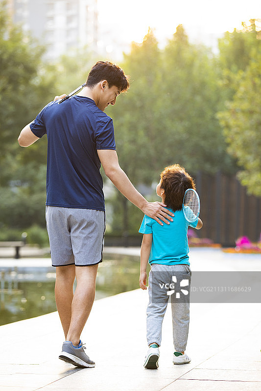 开心的父子俩来公园打羽毛球图片素材