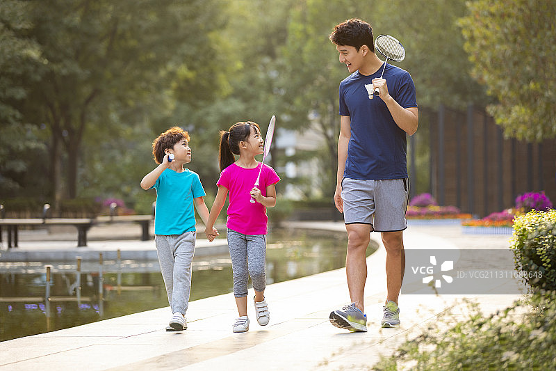 爸爸带孩子们来公园打羽毛球图片素材