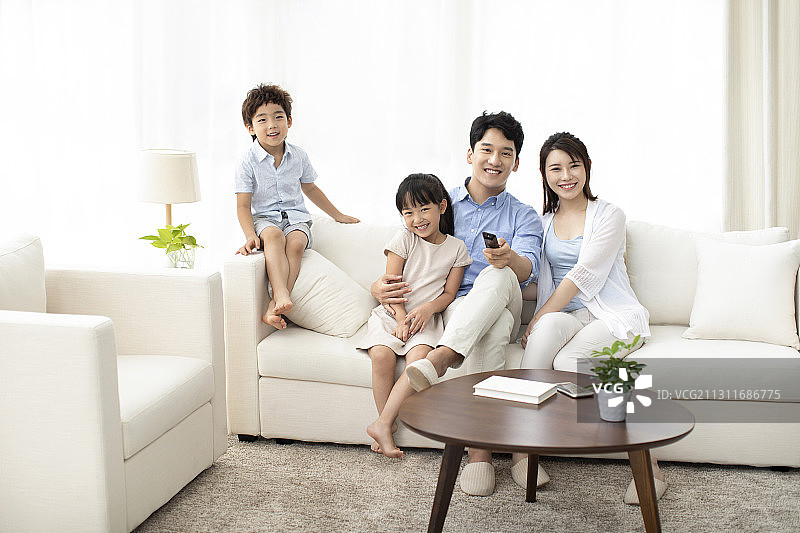 开心的一家人在家看电视图片素材