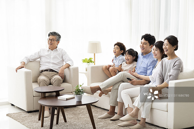 开心的一家人在家看电视图片素材