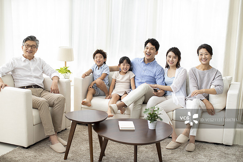 开心的一家人在家看电视图片素材