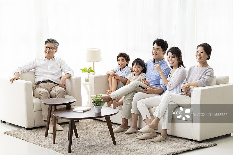 开心的一家人在家看电视图片素材