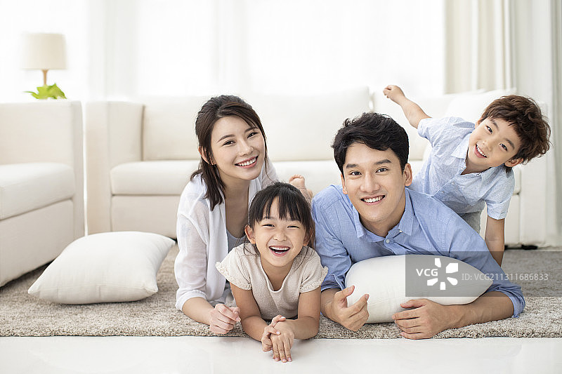 开心的一家四口图片素材