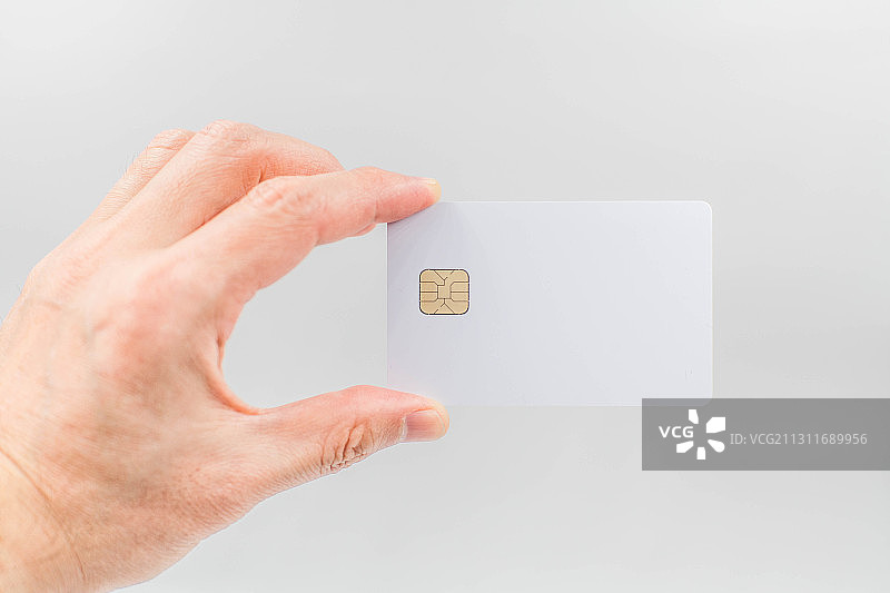 白色背景下的手持芯片卡图片素材