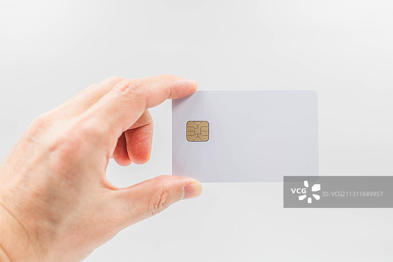 白色背景下的手持芯片卡图片素材