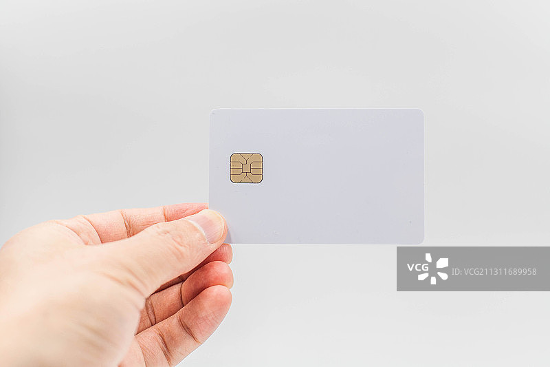 白色背景下的手持芯片卡图片素材
