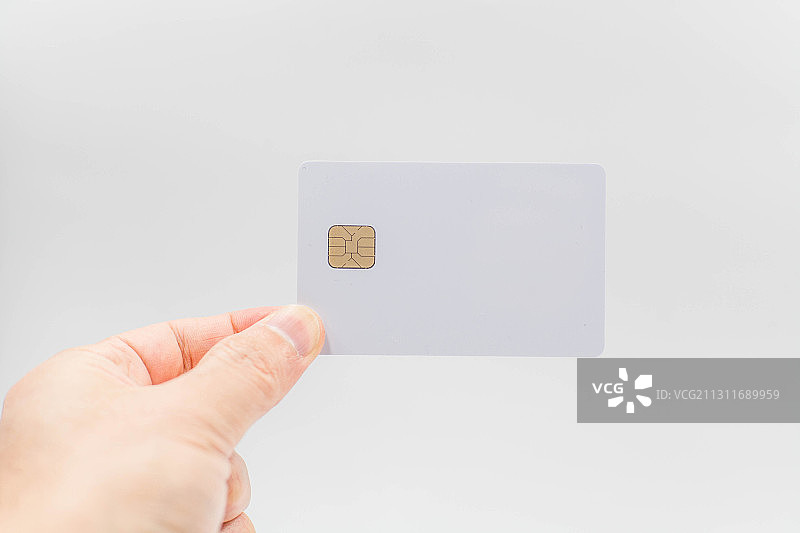 白色背景下的手持芯片卡图片素材