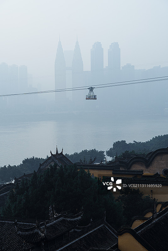 冬天的雾都重庆，近处是重庆湖广会馆，远处是南滨路喜来登酒店。图片素材