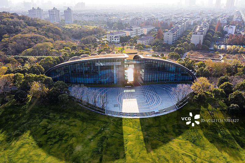 上海宝山区吴淞炮台湾湿地森林公园内的长江河口科技馆高角度航拍图片素材