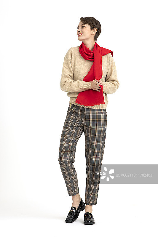 带着红色围巾的年轻女人图片素材