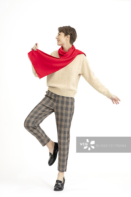 带着红色围巾的年轻女人图片素材