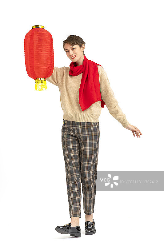 手拿红色灯笼的年轻西方女性图片素材