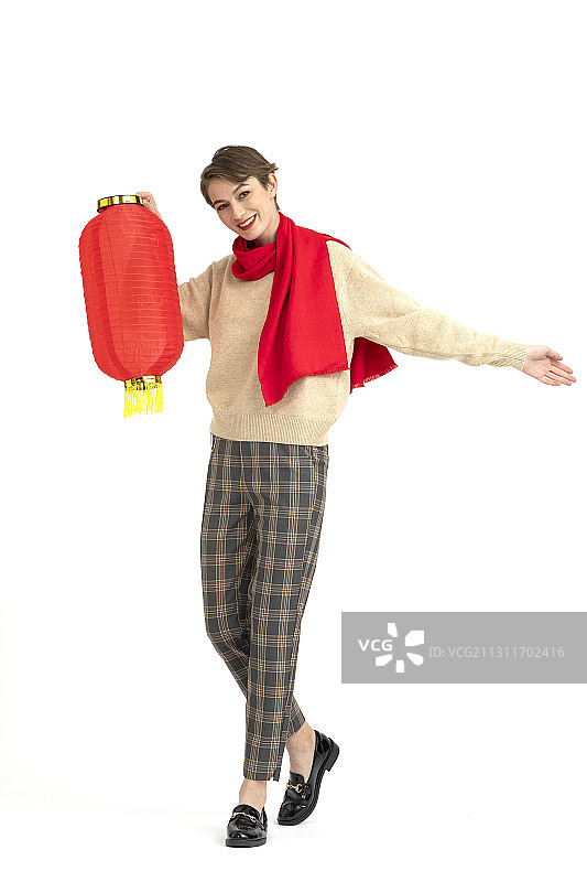 手拿红色灯笼的年轻西方女性图片素材