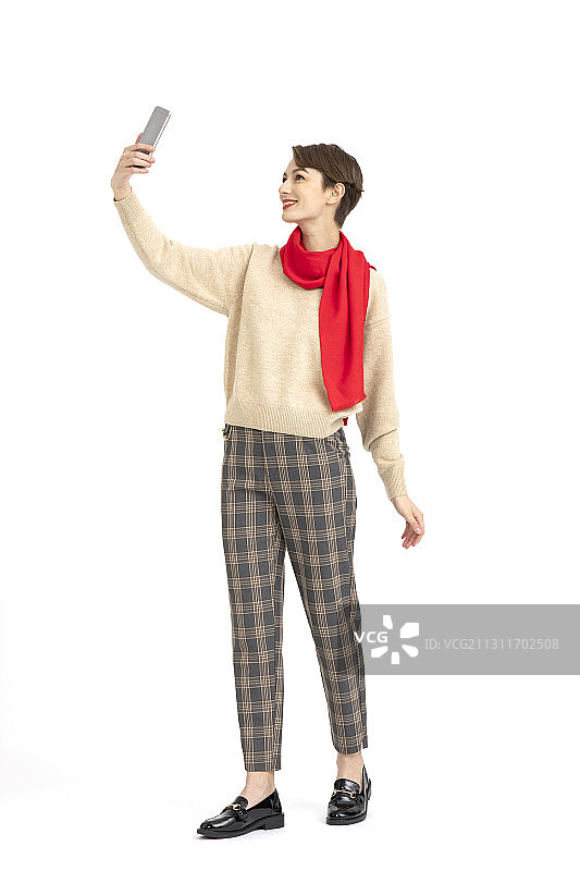 手拿手机的年轻西方女性图片素材