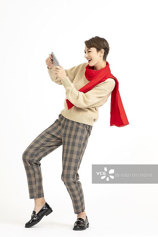 手拿手机的年轻西方女性图片素材