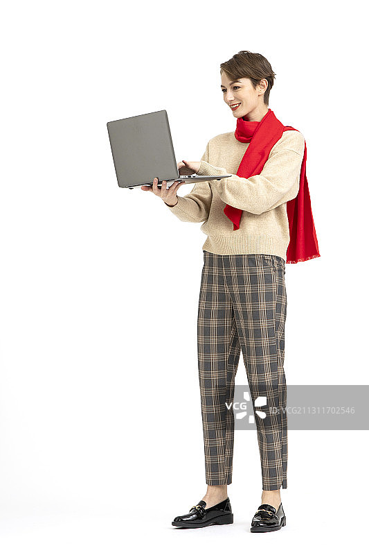 手拿笔记本电脑的西方人物图片素材