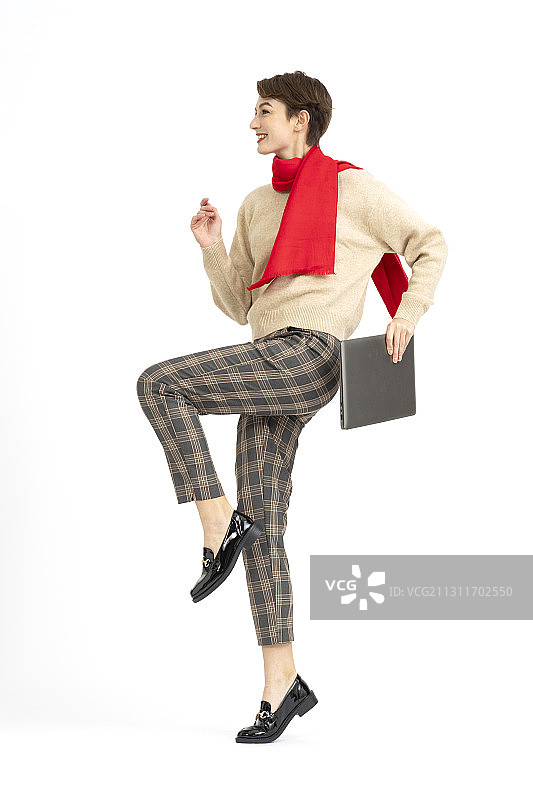 手拿笔记本电脑的西方人物图片素材