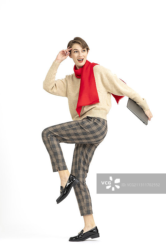 手拿笔记本电脑的西方人物图片素材