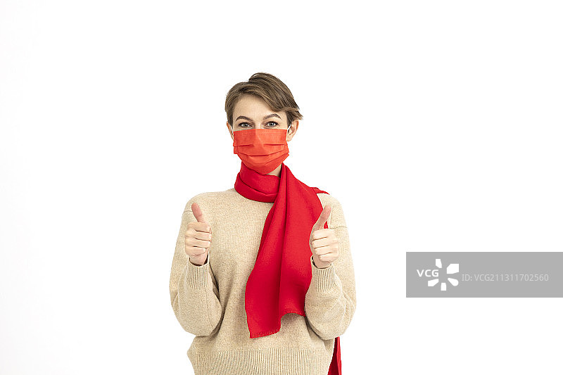带着红色口罩的年轻西方女性图片素材