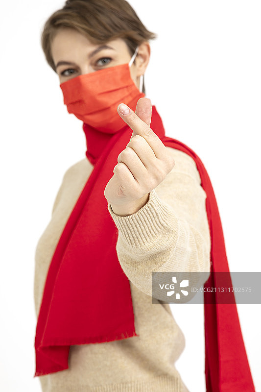 带着红色口罩的年轻西方女性图片素材
