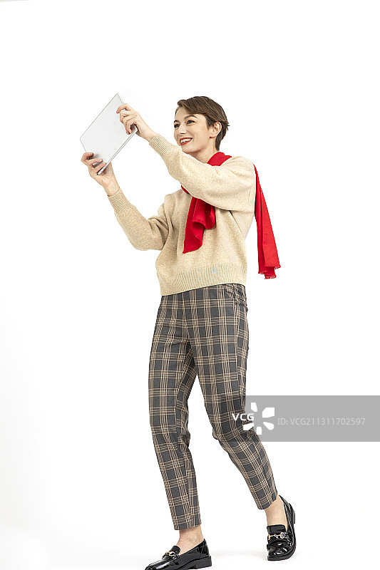 手拿平板电脑的西方女性图片素材