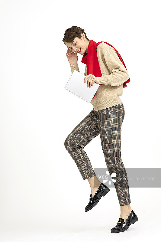 手拿平板电脑的西方女性图片素材