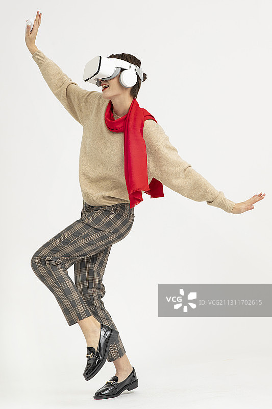 头戴VR的西方年轻女性图片素材