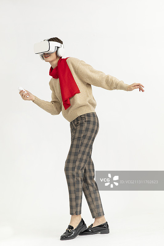头戴VR的西方年轻女性图片素材