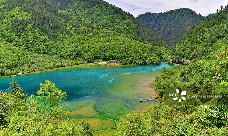 绿水青山，金山银山。世界著名景区九寨沟，夏季的美景图片素材