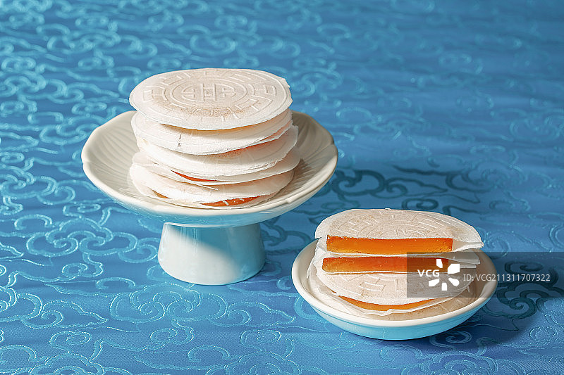 桌子上的北京特产茯苓饼图片素材