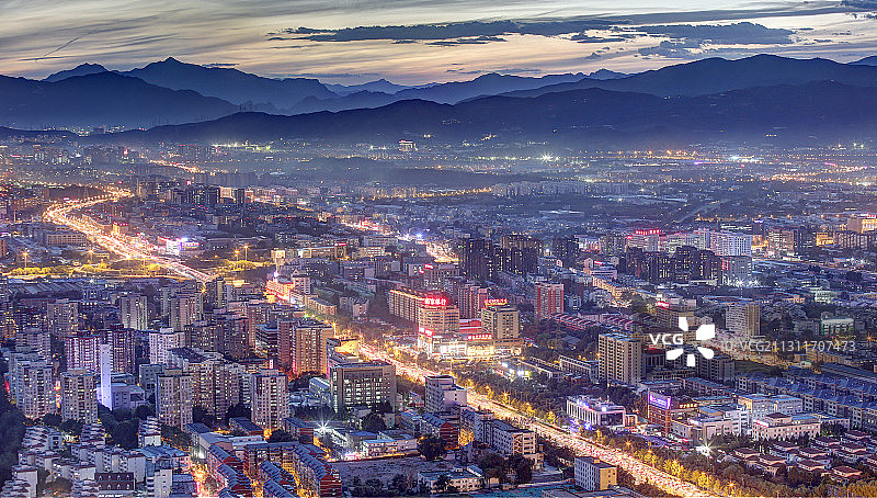 鸟瞰北京的城市夜景，远处是美丽的大西山图片素材