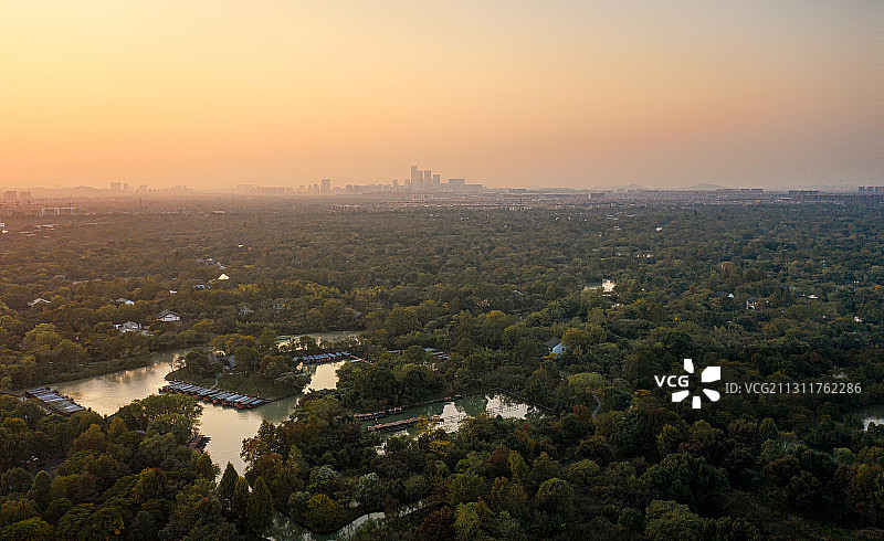 傍晚十分西溪湿地与远方的城市图片素材