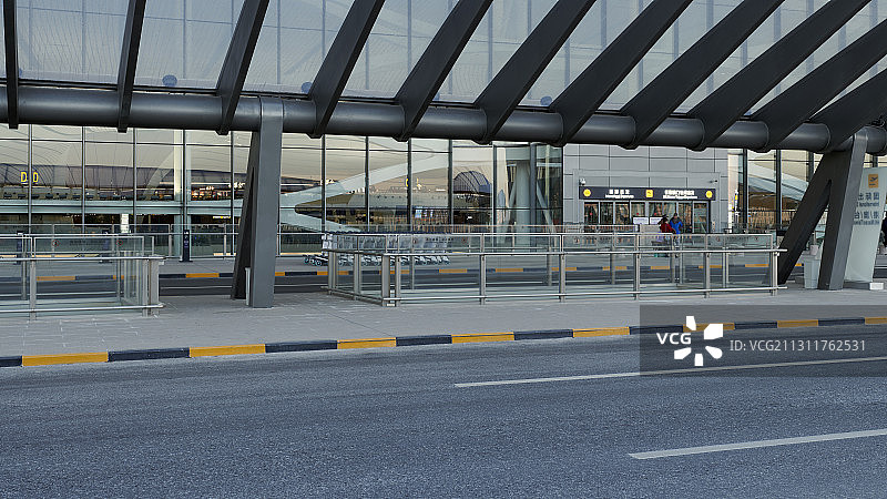 北京大兴国际机场航站楼户外道路图片素材