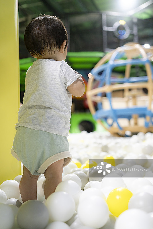 玩海洋球的婴儿图片素材