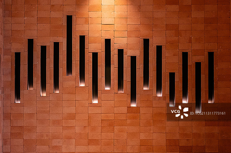 砖墙质感背景，竖长条金属装饰图片素材