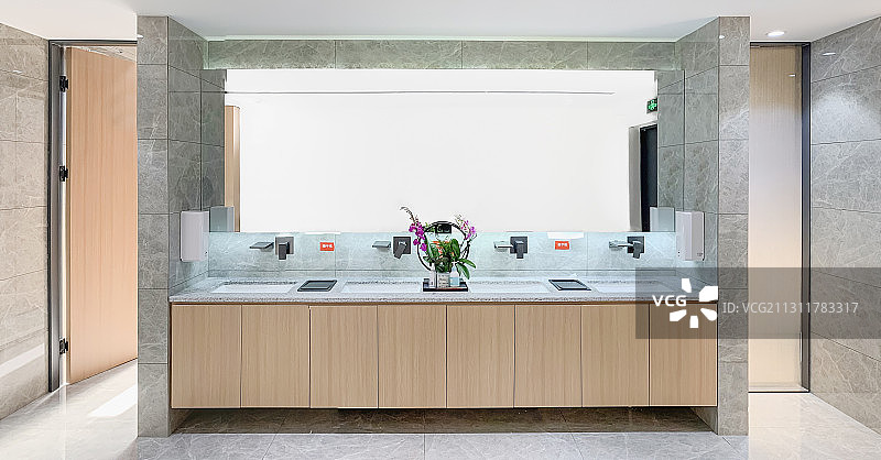 办公楼卫生间的洗手台图片素材