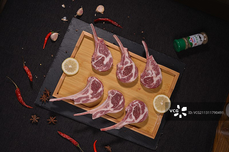 放在餐盘里的法式羊排图片素材