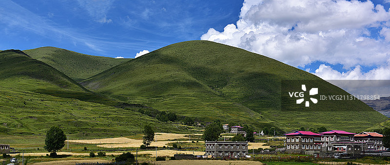 四川甘孜藏族自治州318国道川藏线折多山远景和草山青稞麦园图片素材