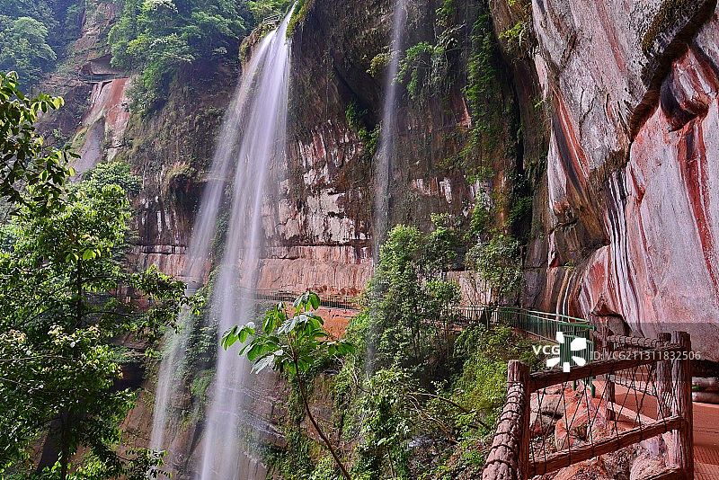 贵州赤水燕子岩景区，丹霞地貌多瀑布景观图片素材
