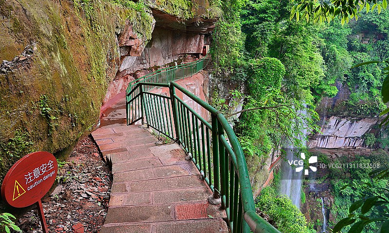 贵州赤水燕子岩景区，丹霞地貌多瀑布景观图片素材