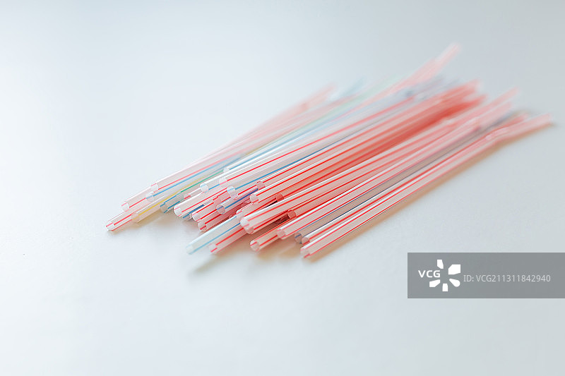 限制使用塑料购物袋限塑令创意配图。图片素材