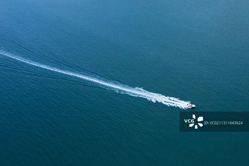 海洋中冲浪的快艇图片素材