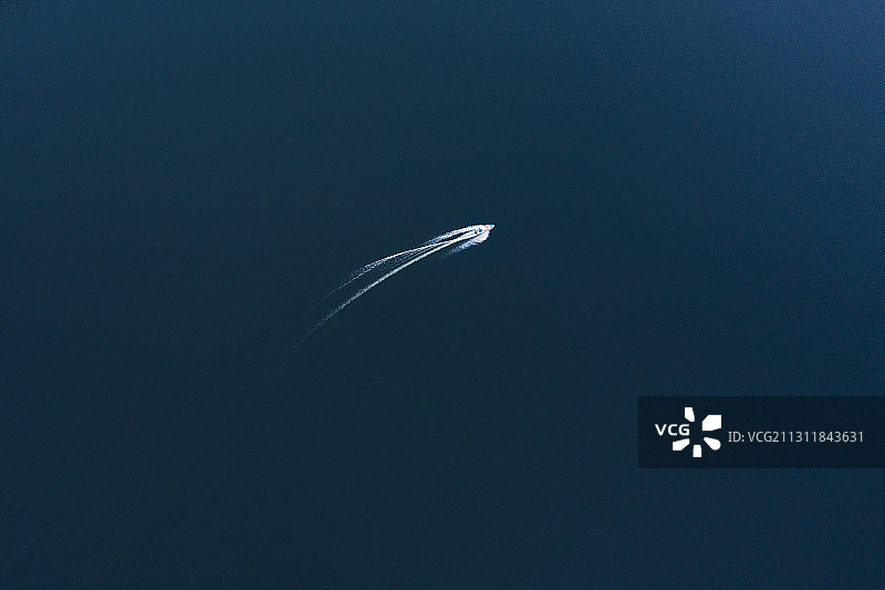 海洋中冲浪的快艇图片素材