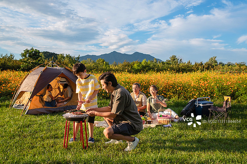 快乐的一家人在郊外野炊图片素材