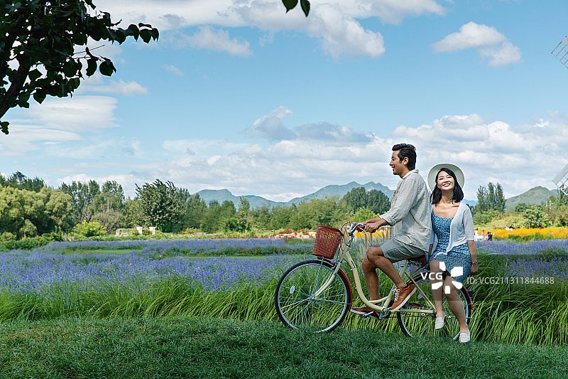 青年夫妇在郊外骑自行车图片素材