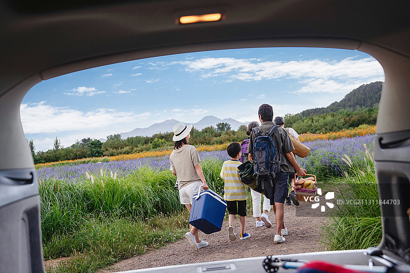 幸福家庭自驾到郊外野餐图片素材