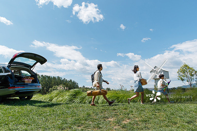 幸福家庭快乐郊游图片素材